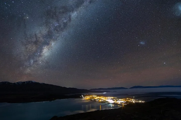 Atemberaubender Nachthimmel mit Milchstraße über dem Ort Lake Tekapo