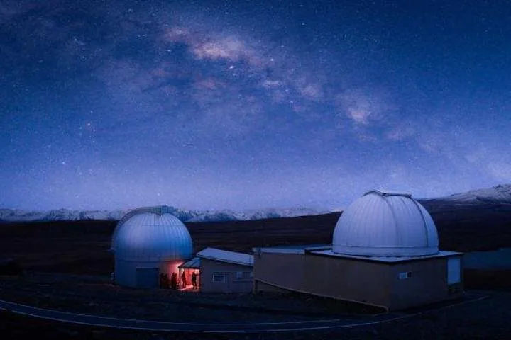 Observatoires astronomiques sous un ciel nocturne étoilé avec la Voie lactée