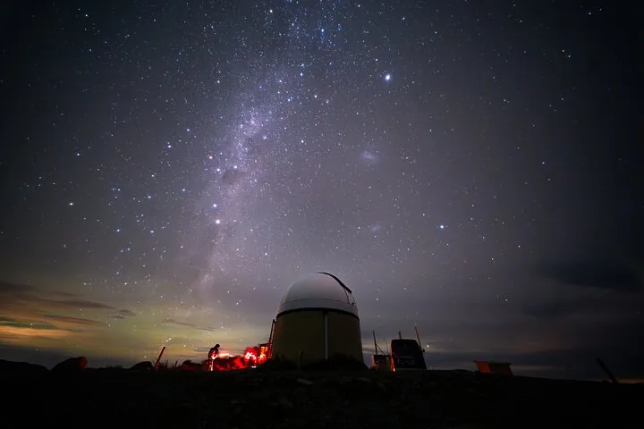 Silhouette einer Observatoriumskuppel vor einem sternenklaren Nachthimmel