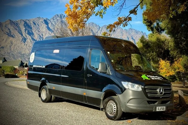 Van de tourisme Mercedes noir garé avec des montagnes en arrière-plan